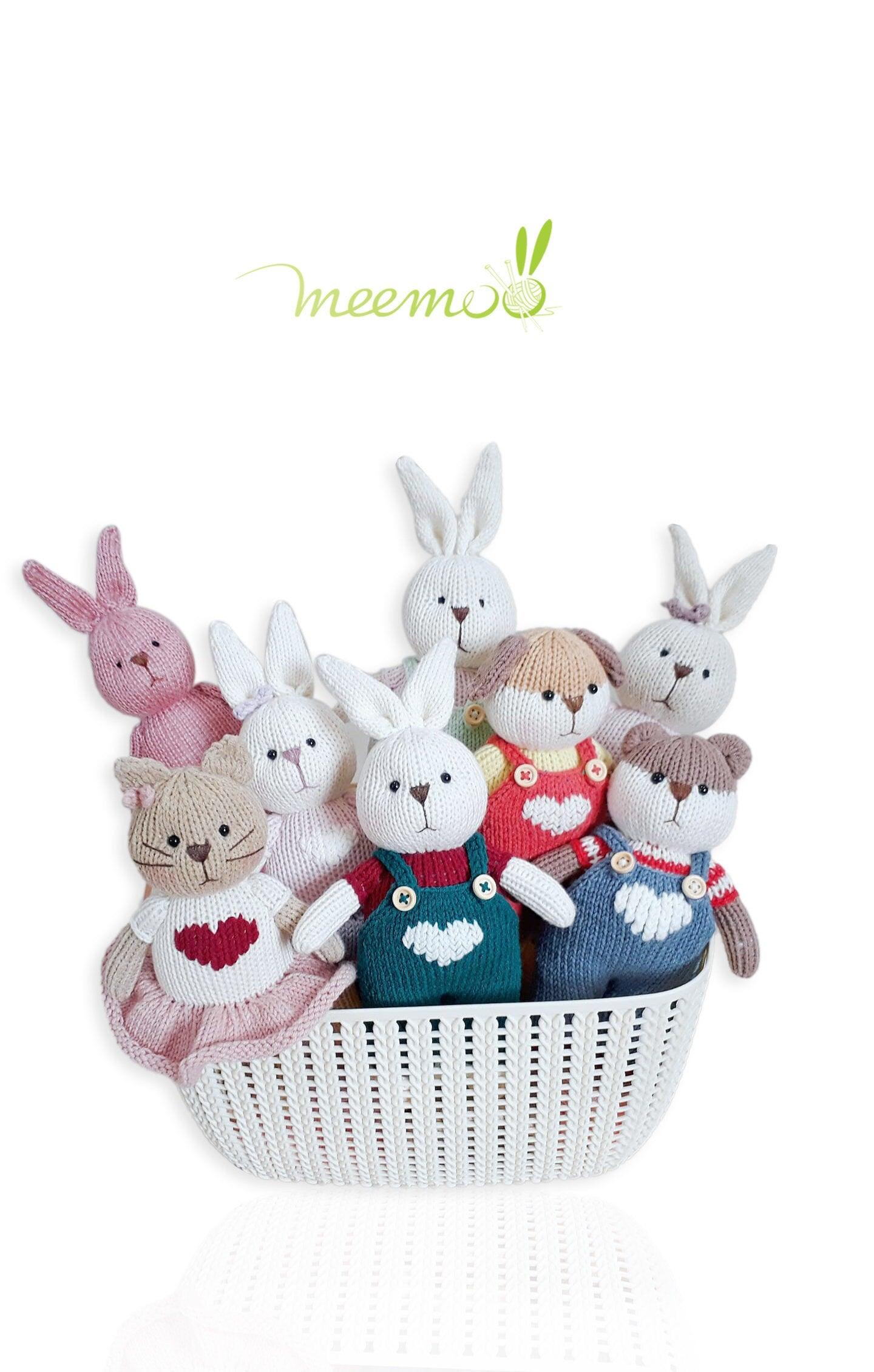 a group of teddy bears sitting in a basket